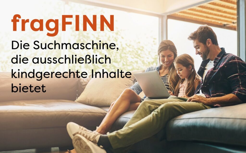 Eltern mit Kind vor Laptop auf Sofa