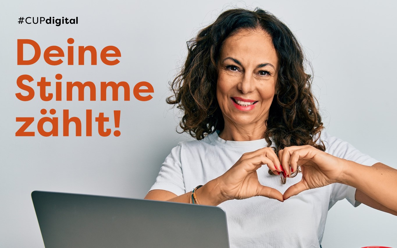 Frau vor Laptop formt Herz mit Händen