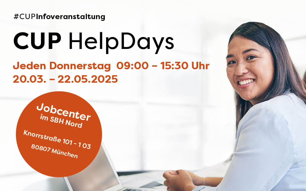 Frau lächelt, Laptop, Arbeitsgruppe