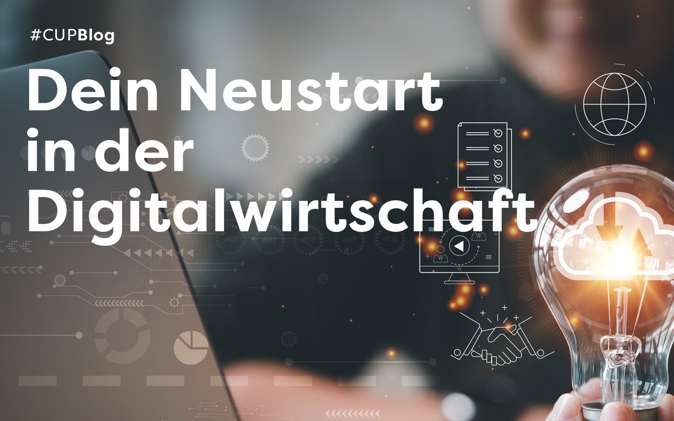 Mann vor Laptop hält Glühbirne in der Hand, digitale Icons fliegen umher