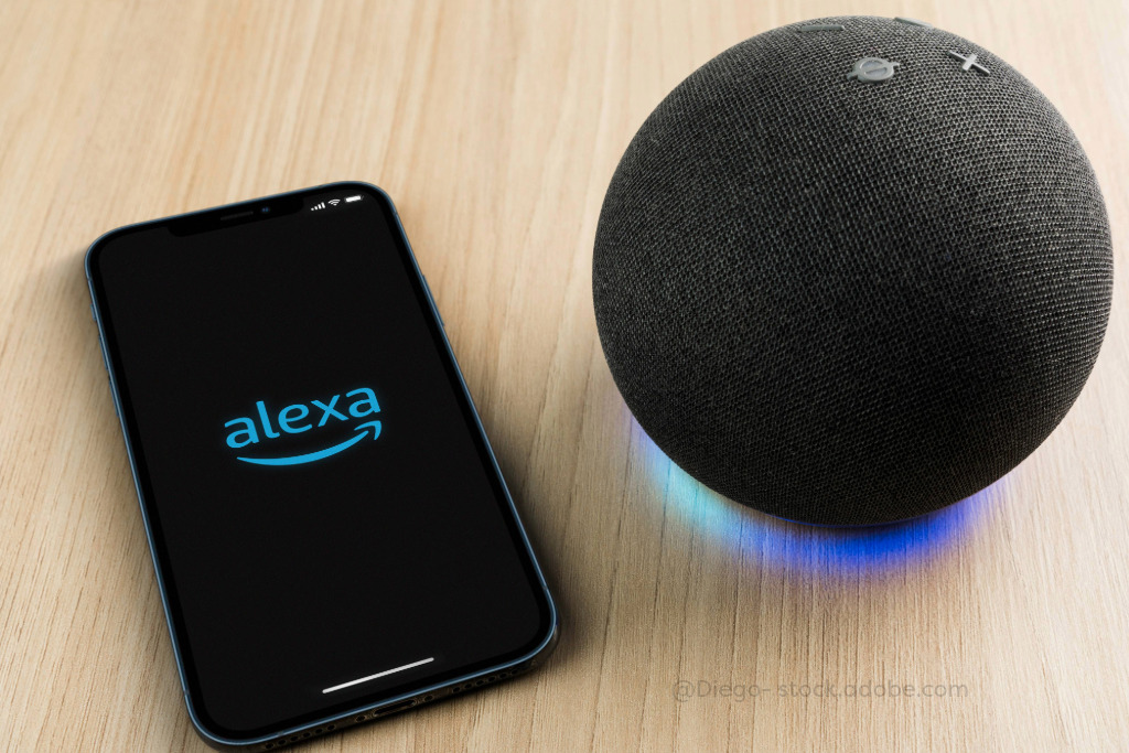 Handy mit Alexa Schriftzug plus Kugellautsprecher