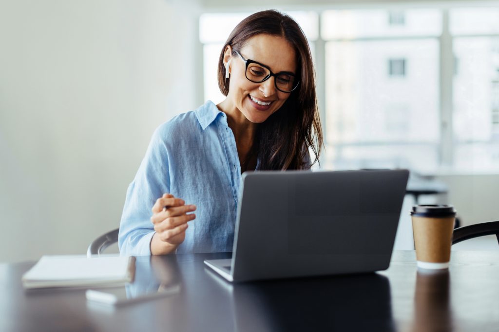 Frau vor Laptop