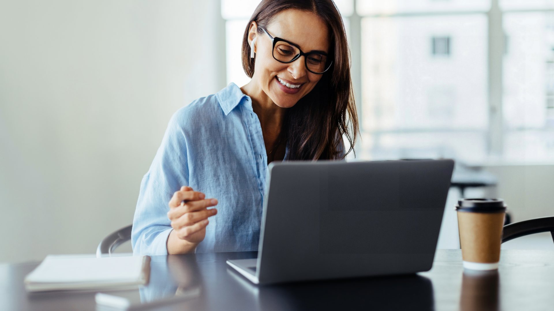Frau vor Laptop